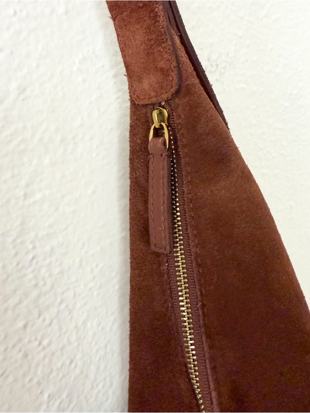 Madewell The Essential Suede Curve Shoulder Bag in Soft Mahogany - Picture 4 of 6